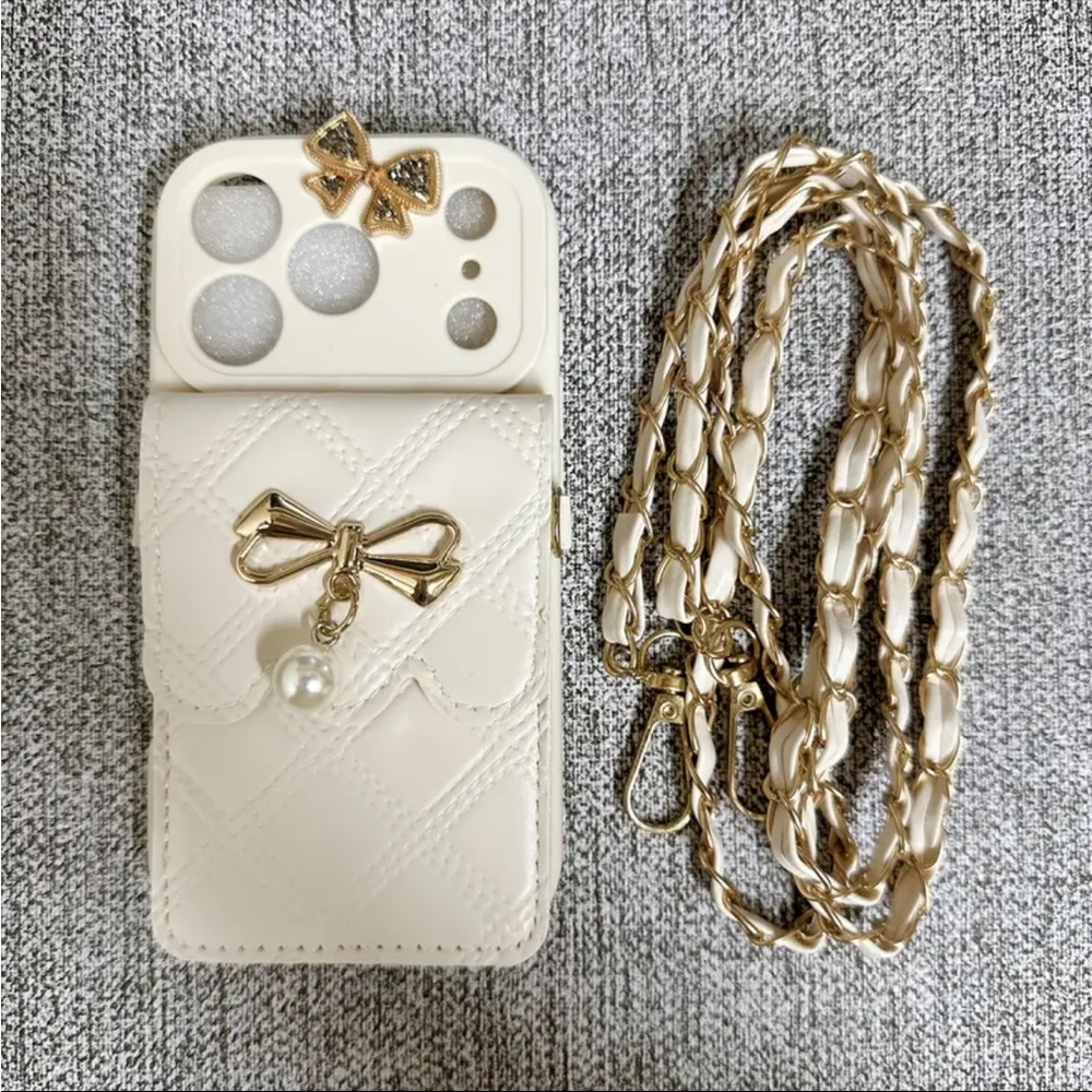 17 Pro Max Elegant Cream and Blackk Cell Phone Case with Gold Chain